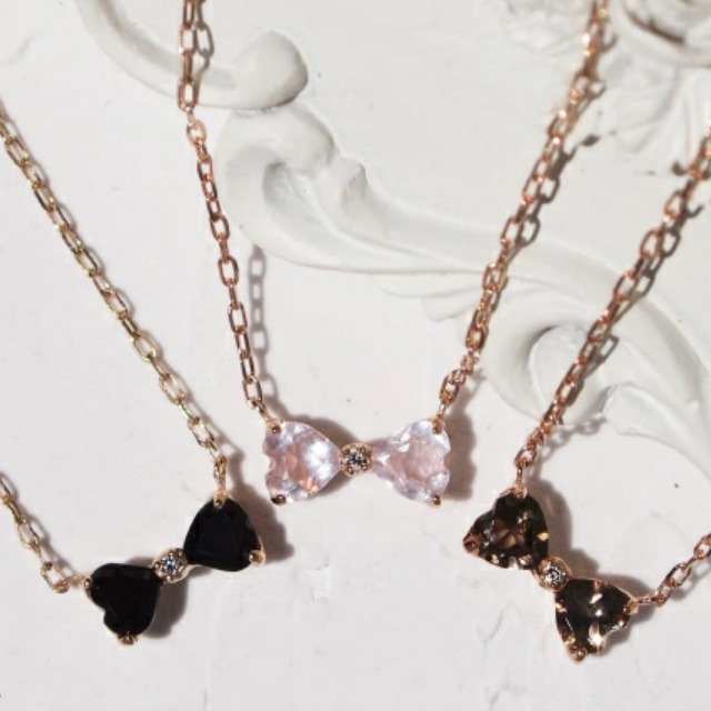 ハートカットのリボンのネックレス